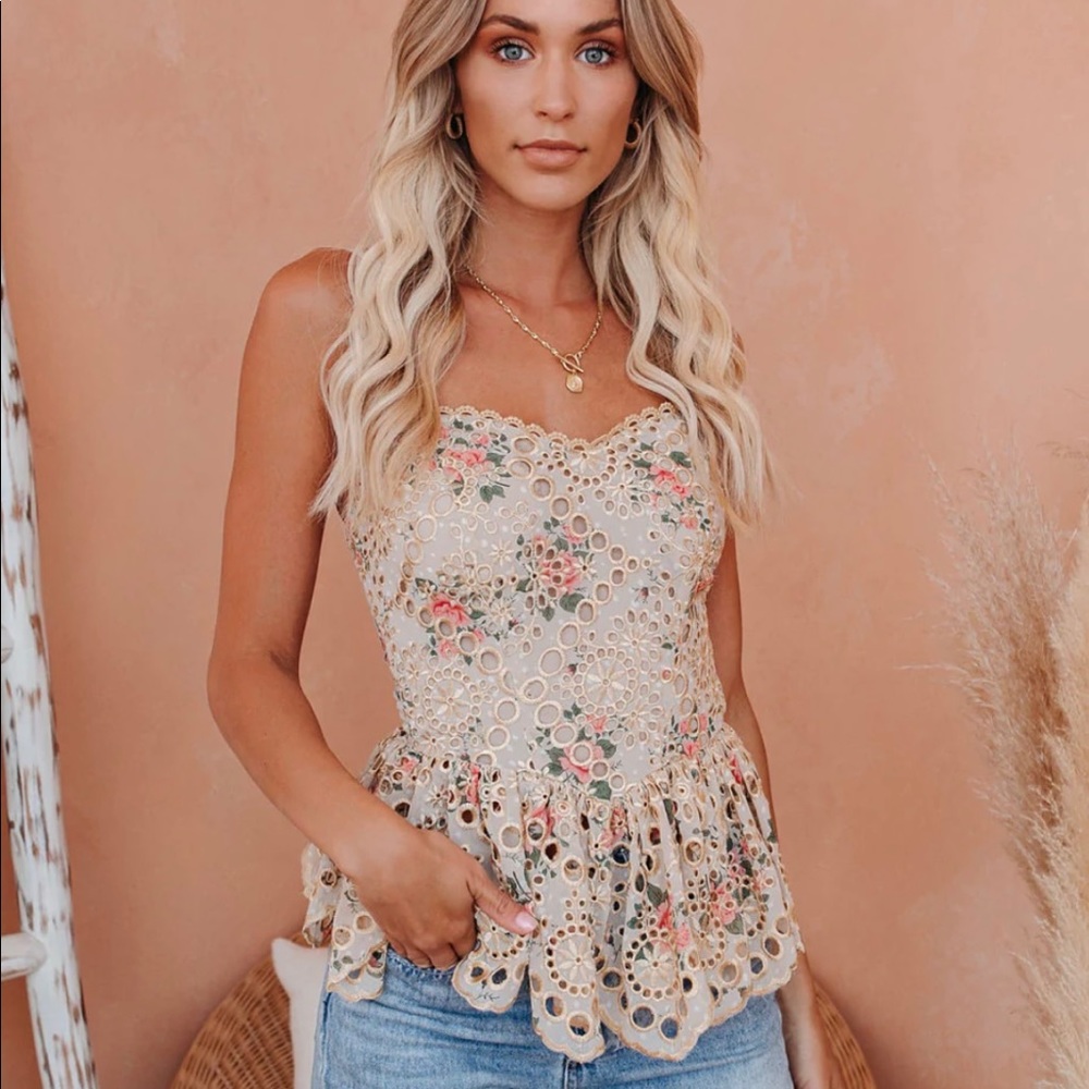 Vici eyelet top NWOT